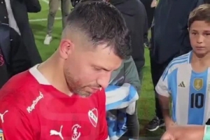 人气依旧！阿圭罗老将赛破门，赛后众多球迷找他签名合影