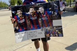 开云体育app-一名巴萨球迷制作MSN海报为梅西加油，还附有6-1巴黎的比分板